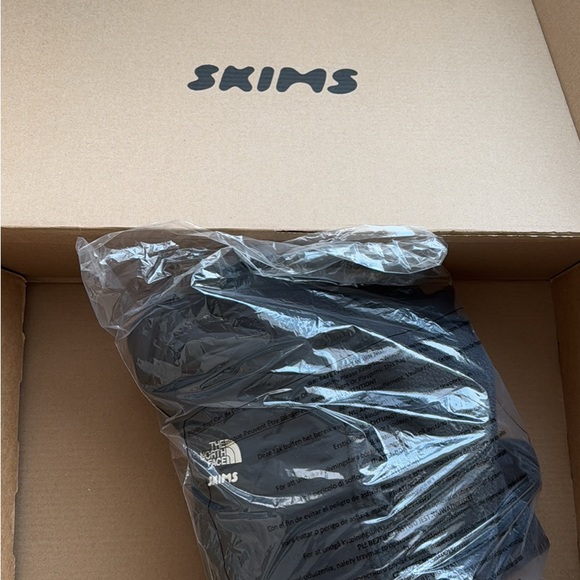 SKIMS x Northface retro DENALI fleece jacket - Picture 8 of 9